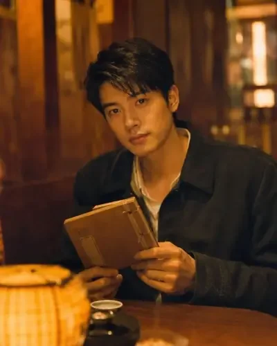 周小满——儿子 · 新店长，拿着账本，想问清一份饭的价钱。